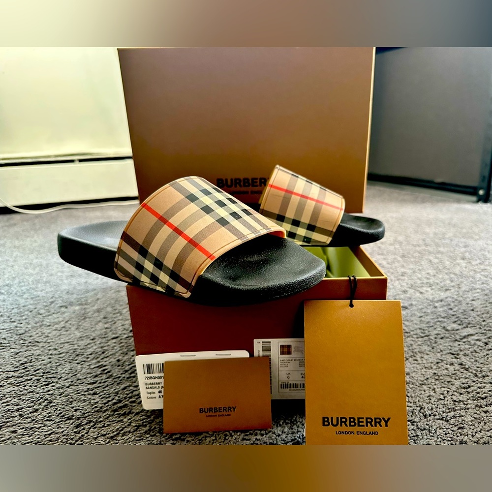 Size 40 men Burberry, print slides